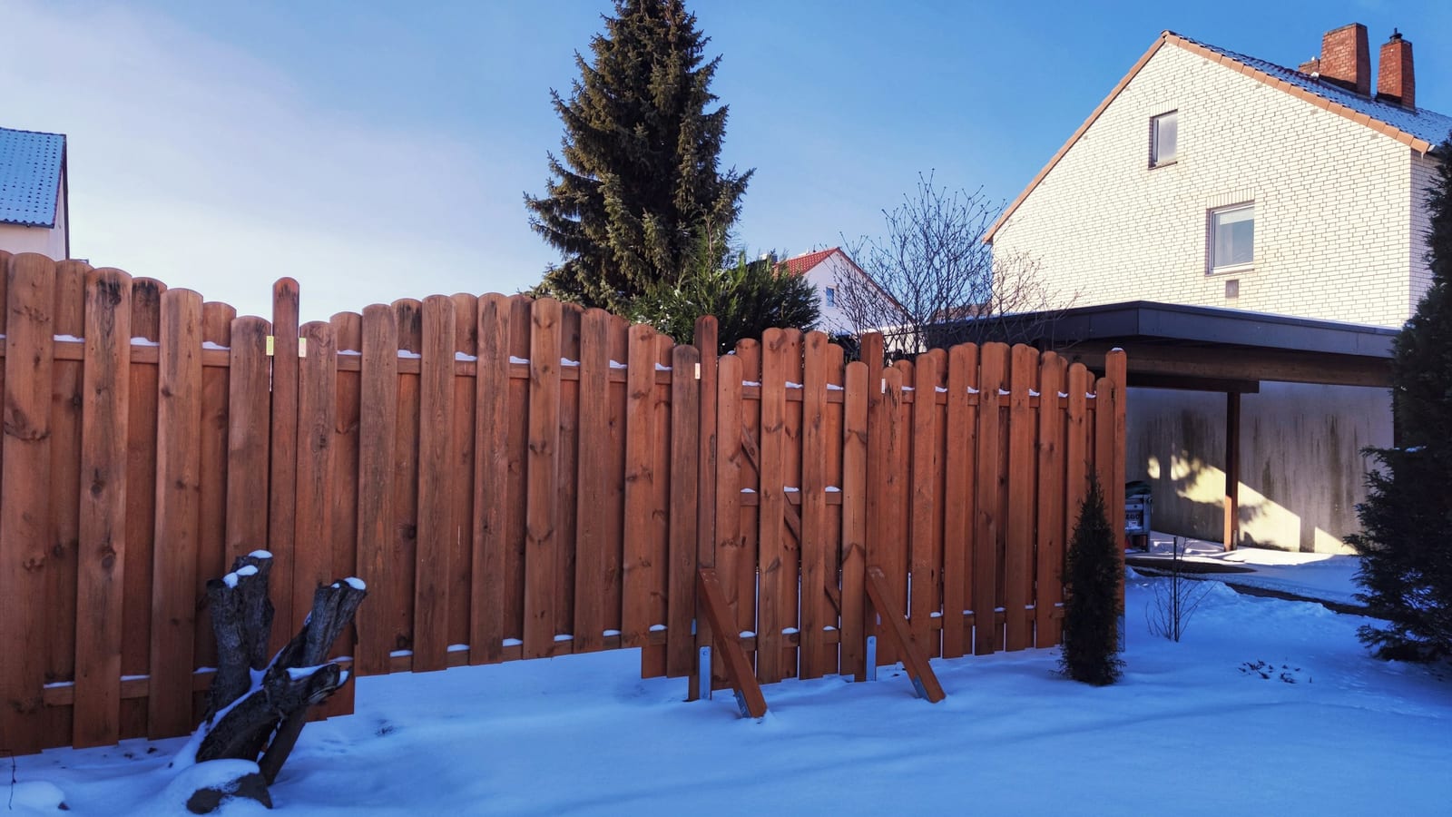 A well-maintained wood fence in a Garland, TX backyard.