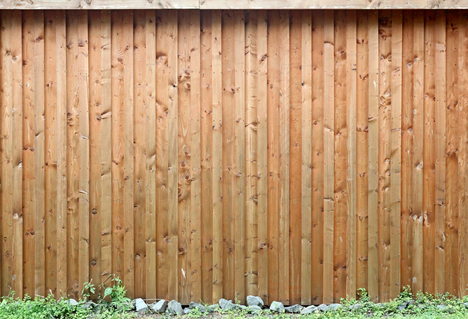 A new cedar wood fence in Texas ready for paint or stain.